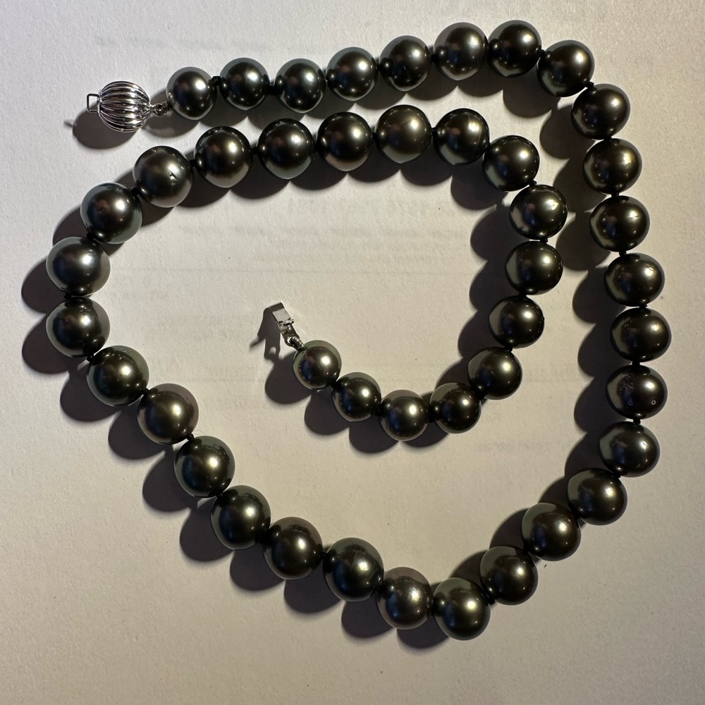Tahitian cultured Pearl necklace with certificate of Authenticity